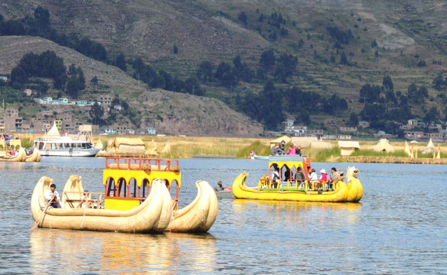 Тростниковые лодки на озере Титикака в Перу Тростниковые лодки на озере Титикака в Перу