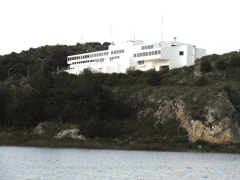 Отель стилизованный под карабль на одном из островов озера Титикака Отель стилизованный под карабль на одном из островов озера Титикака