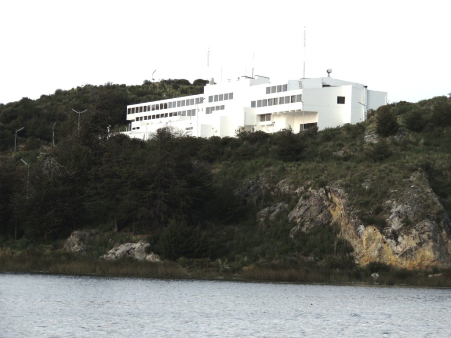 Отель стилизованный под карабль на одном из островов озера Титикака Отель стилизованный под карабль на одном из островов озера Титикака