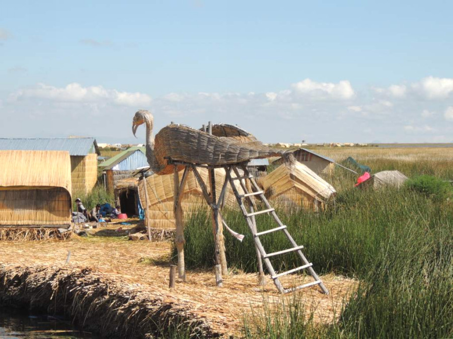 Стилизованная под птицу вышка, плетеная из тростника Стилизованная под птицу вышка, плетеная из тростника
