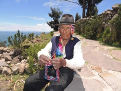 Вязанием спицами здесь занимаются только мужчины Вязанием спицами здесь занимаются только мужчины