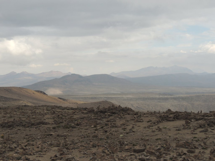 Безжизненные высокогорные пустыни на высоте около 5000 метров Безжизненные высокогорные пустыни на высоте около 5000 метров