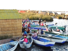 Сельский сход индейцев из племени Урос на искусственном острове Сельский сход индейцев из племени Урос на искусственном острове