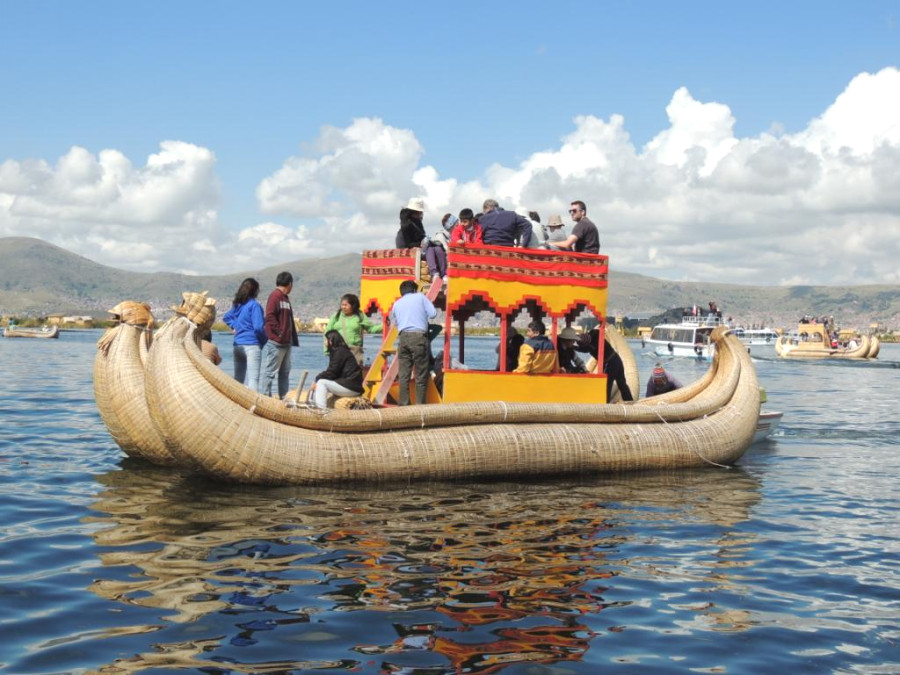 За небольшую плату туристы могут совершить прогулку по лагуне на лодке из тростника За небольшую плату туристы могут совершить прогулку по лагуне на лодке из тростника