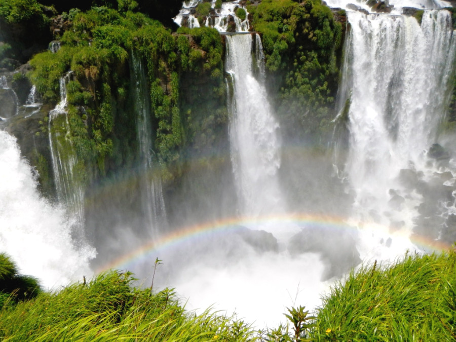 Многослойные радуги под водопадами Многослойные радуги под водопадами