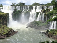 Каскады водпадов Игуасу в районе водного шоу у острова Святого Мартина Каскады водпадов Игуасу в районе водного шоу у острова Святого Мартина