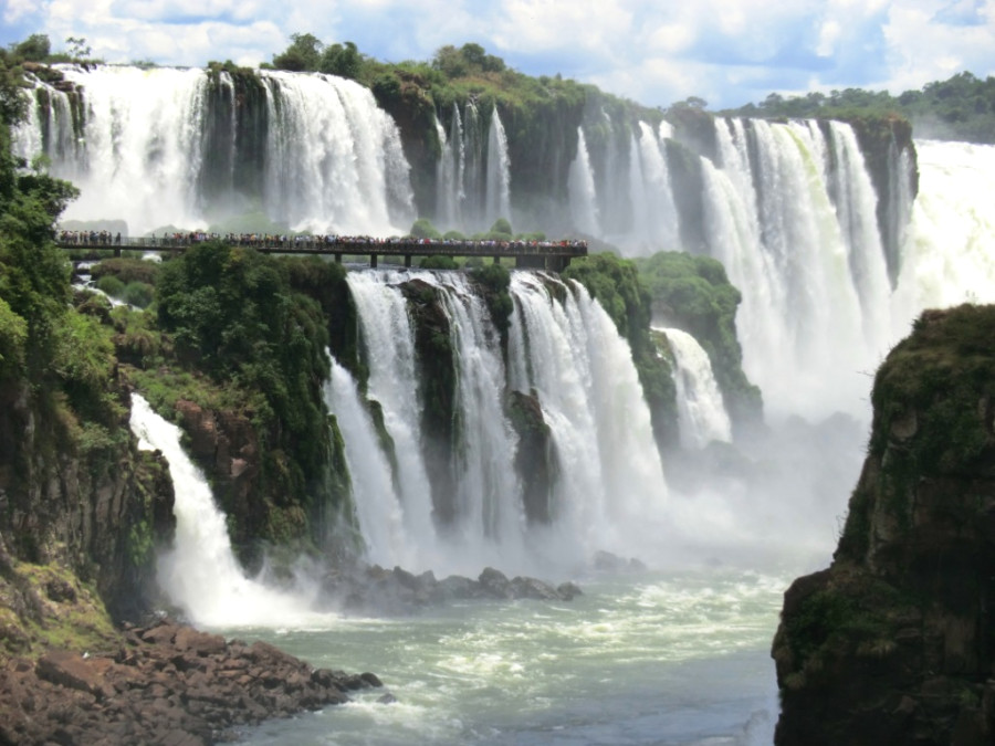 Миллионы туристов приезжают в Бразилию и Аргентину насладиться фантастическим зрелищем водопадов Игуасу Миллионы туристов приезжают в Бразилию и Аргентину насладиться фантастическим зрелищем водопадов Игуасу