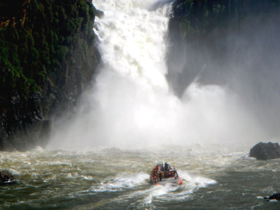 Еще минута и уши заложит как ватой рев воды Еще минута и уши заложит как ватой рев воды