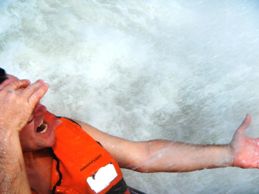 Под водопадом Под водопадом