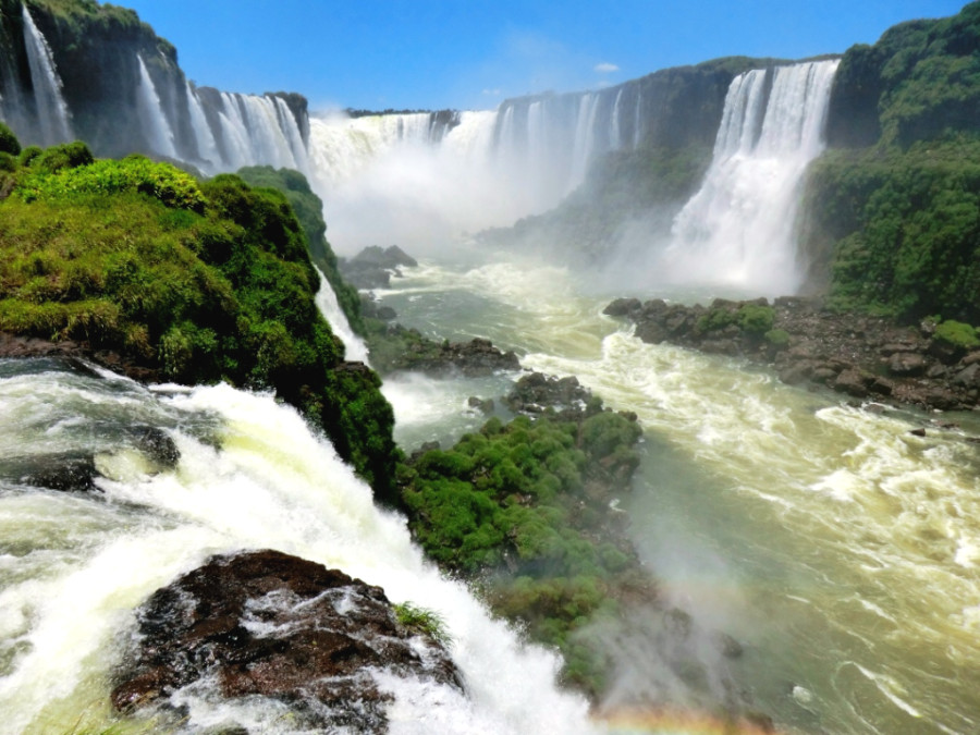Взгляд на Глотку Дьявола с нижнего бьефа водпадов Игуасу Взгляд на Глотку Дьявола с нижнего бьефа водпадов Игуасу