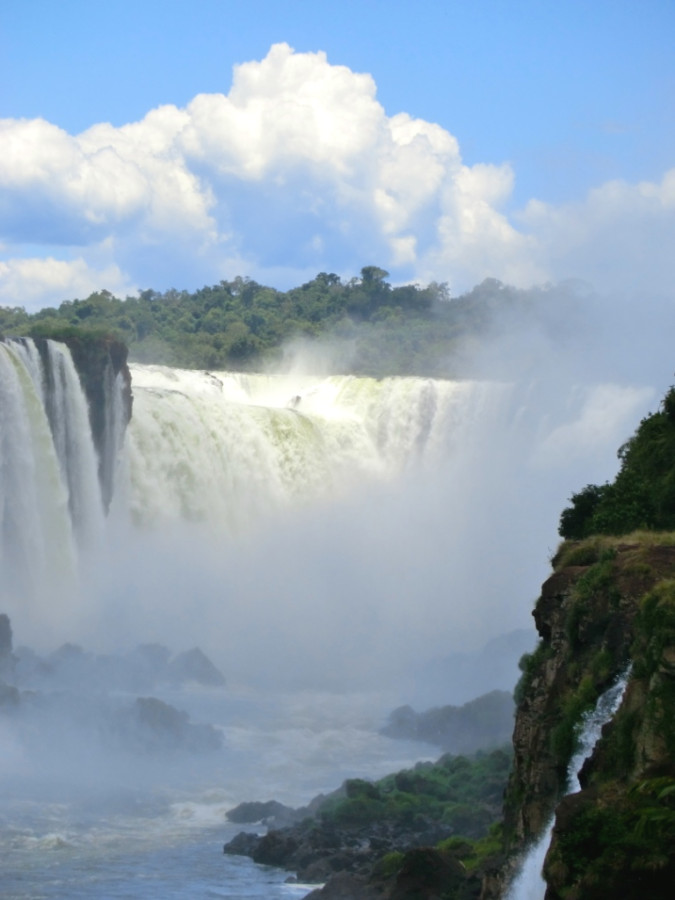 Водопад Глотка Дьявола — граница между Бразилией и Аргентиной Водопад Глотка Дьявола — граница между Бразилией и Аргентиной