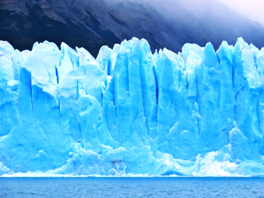 Отсутствие воздуха в ледяных кристаллах делает лед синее яркого неба в солнечный день Отсутствие воздуха в ледяных кристаллах делает лед синее яркого неба в солнечный день