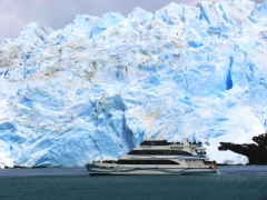 Экскурсионный катамаран на озере Аргентино перед стеной ледника Экскурсионный катамаран на озере Аргентино перед стеной ледника