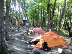 Базовый лагерь перед подьемом к Торрес-дель-Пайне Базовый лагерь перед подьемом к Торрес-дель-Пайне
