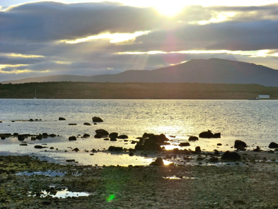 Залив Алмиранте Монт у Пуэрто-Наталес Залив Алмиранте Монт у Пуэрто-Наталес