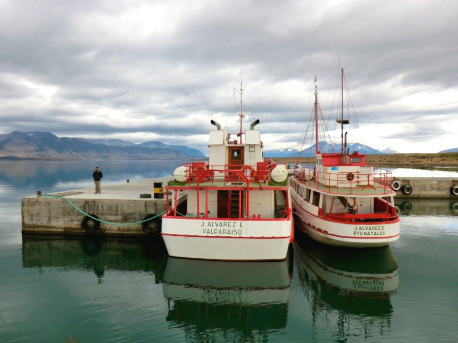 Залив Алмиранте Монт у Пуэрто-Наталес Залив Алмиранте Монт у Пуэрто-Наталес