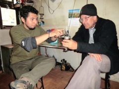 Рейнджер нацпарка угощает гостя чаем матэ Рейнджер нацпарка угощает гостя чаем матэ