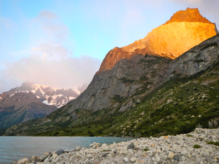 Горы встречают ноый день в Патагонии Горы встречают ноый день в Патагонии