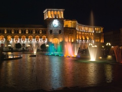 Поющие фонтаны работают на площади Республики до конца сентября Поющие фонтаны работают на площади Республики до конца сентября