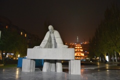 Памятник архитектору Таманяну ереванцы называют «мужик с синтезатором» Памятник архитектору Таманяну ереванцы называют «мужик с синтезатором»