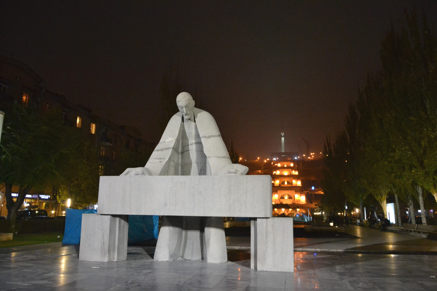 Памятник архитектору Таманяну ереванцы называют «мужик с синтезатором» Памятник архитектору Таманяну ереванцы называют «мужик с синтезатором»