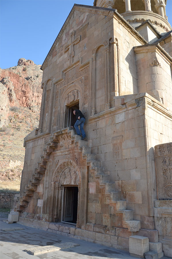 Подняться в церковь по узким ступеням удается далеко не каждому Подняться в церковь по узким ступеням удается далеко не каждому