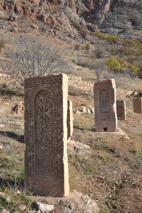 Резные камни – хачкары – в Армении повсюду Резные камни – хачкары – в Армении повсюду
