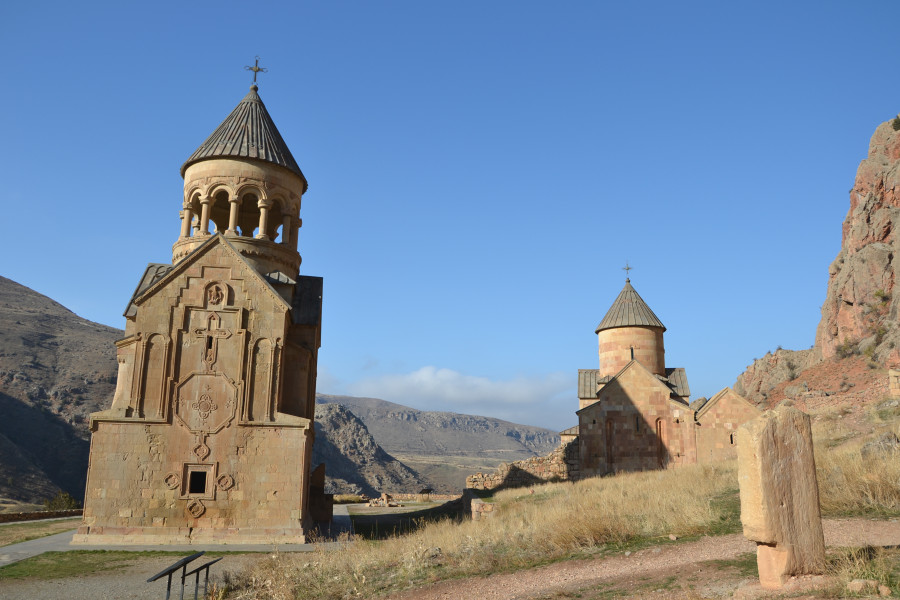 Монастырский комплекс Нораванк возвышается среди красных скал в 122 километрах от Еревана Монастырский комплекс Нораванк возвышается среди красных скал в 122 километрах от Еревана