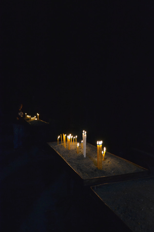 В армянских церквях нет подсвечников. Их заменяют поддоны с песком или водой В армянских церквях нет подсвечников. Их заменяют поддоны с песком или водой