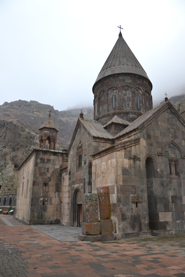 «Небо было крышей этого храма... Это и был Гехард
» «Небо было крышей этого храма... Это и был Гехард
»