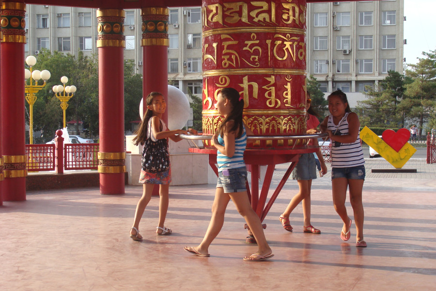 Молитвенный барабан в пагоде Семи Дней на центральной площади Элисты Молитвенный барабан в пагоде Семи Дней на центральной площади Элисты