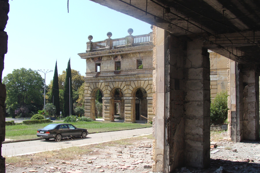 Сгоревший в сентябре 1993 года Дом правительства в Сухуми так и не восстановлен Сгоревший в сентябре 1993 года Дом правительства в Сухуми так и не восстановлен