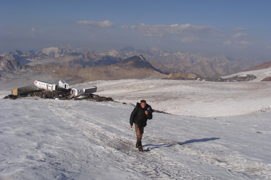 Три футуристических модуля с круглыми иллюминаторами оказались горным приютом Три футуристических модуля с круглыми иллюминаторами оказались горным приютом