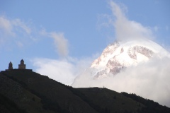 У подножия Казбека возвышается Гергетская церковь У подножия Казбека возвышается Гергетская церковь