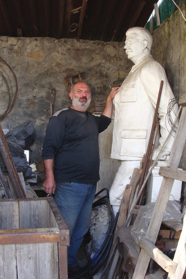 Бывший милиционер Бакур Бадриевич хранит памятник Сталину как реликвию Бывший милиционер Бакур Бадриевич хранит памятник Сталину как реликвию