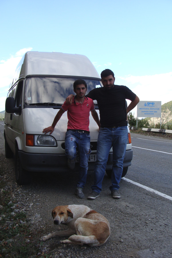 Давид и Гига развозят по стране печенье и семечки Давид и Гига развозят по стране печенье и семечки