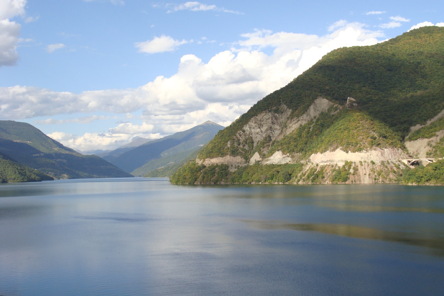 Жинвальское водохранилище делает окрестности похожими на норвежские фьорды Жинвальское водохранилище делает окрестности похожими на норвежские фьорды