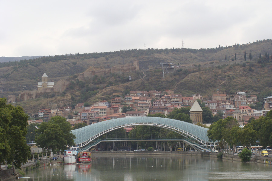 Мост Мира на реке Кура в грузинской столице Мост Мира на реке Кура в грузинской столице
