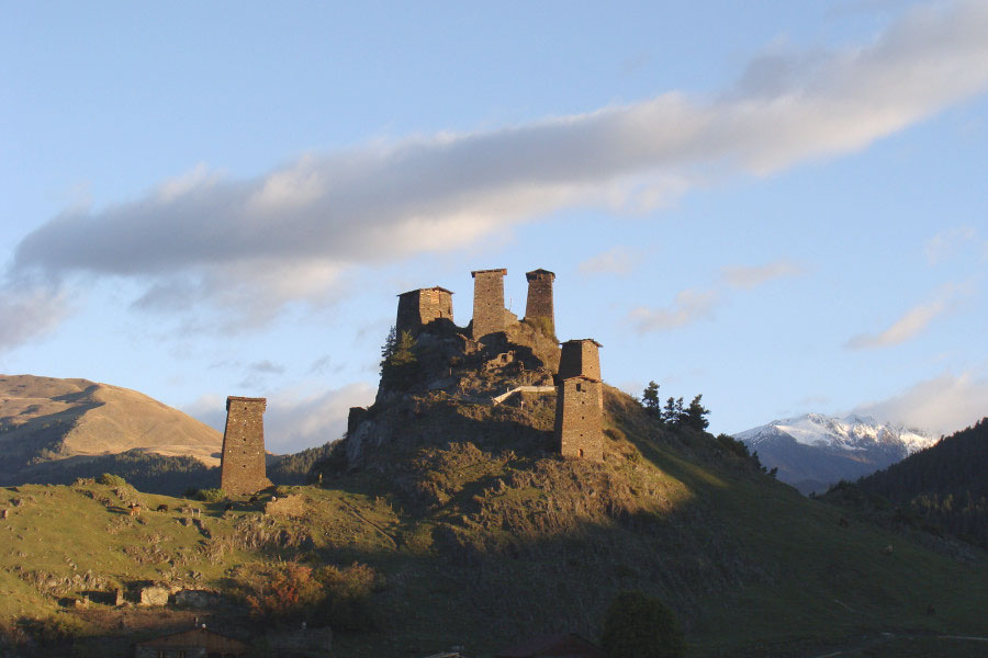 Башни Тушетии в селении Омало на рассвете Башни Тушетии в селении Омало на рассвете