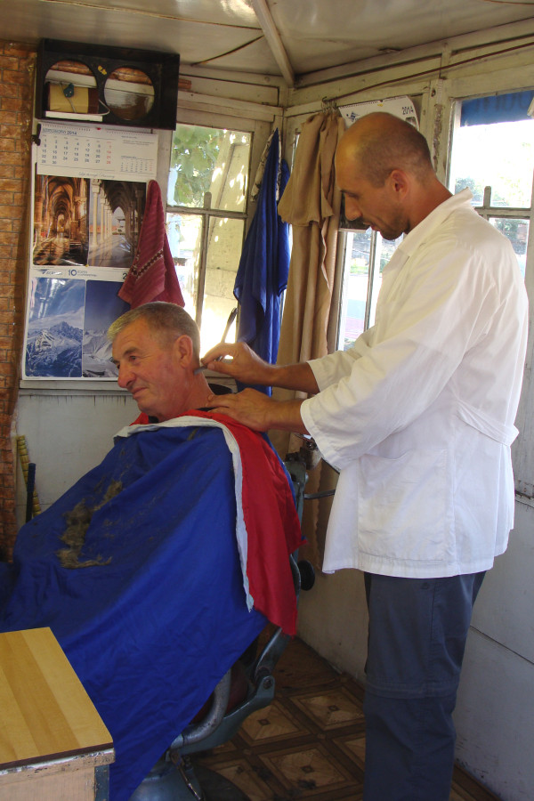 Один из киосков-цирюлен в городке Кварели Один из киосков-цирюлен в городке Кварели