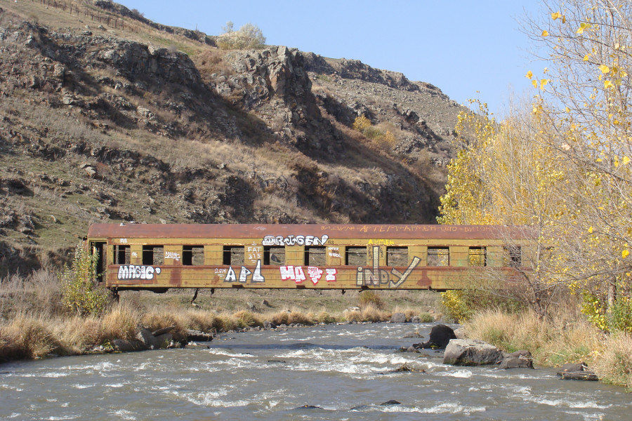 Мост-вагон на подъезде к грузинскому городу Ахакалаки Мост-вагон на подъезде к грузинскому городу Ахакалаки