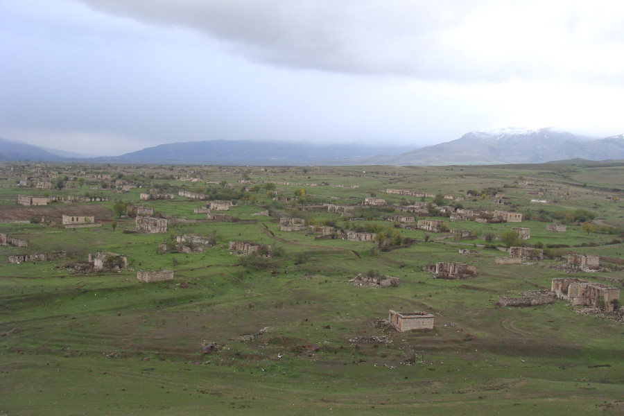 Руины тянулись до самого горизонта, насколько хватало глаз Руины тянулись до самого горизонта, насколько хватало глаз