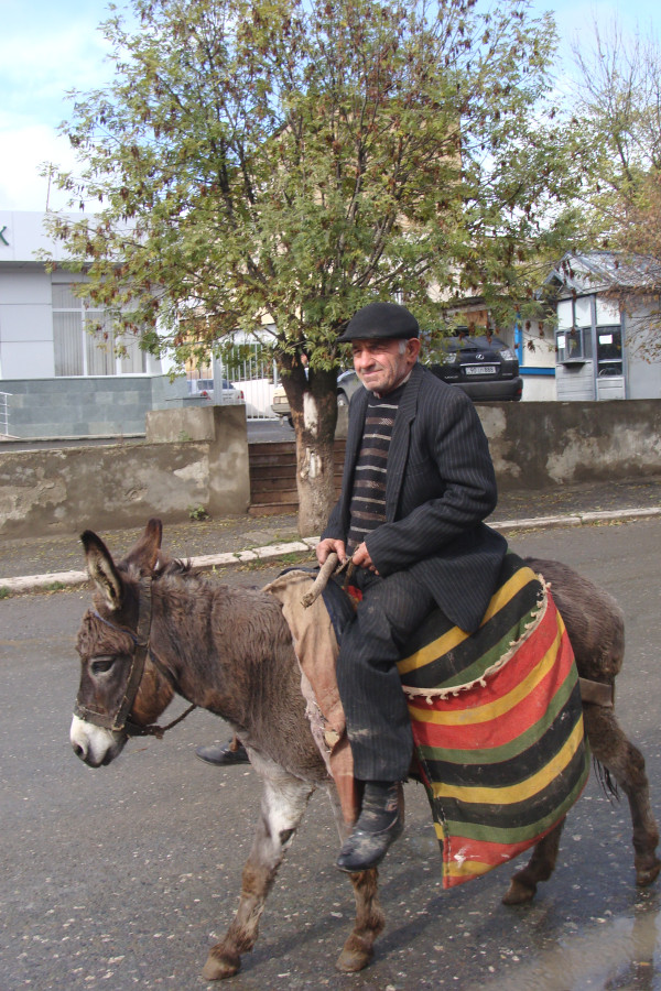 На улицах Аскерана в Нагорном Карабахе На улицах Аскерана в Нагорном Карабахе