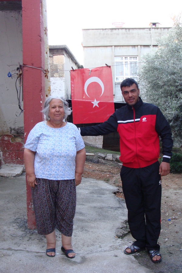 Тракторист Зульфикар и его тетя оказали теплый прием Тракторист Зульфикар и его тетя оказали теплый прием