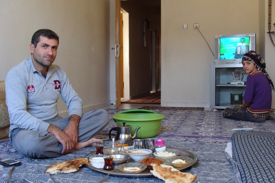 Сэйфетин живет с семьей достаточно аскетично Сэйфетин живет с семьей достаточно аскетично