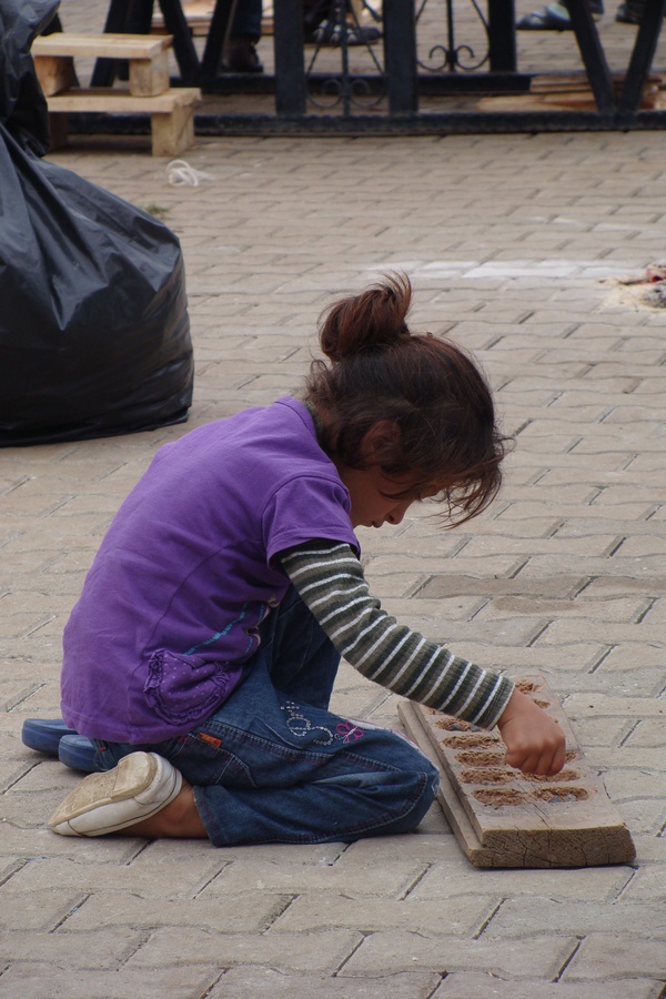 Иракцы шли через горы с детьми на руках Иракцы шли через горы с детьми на руках