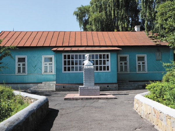 В этом доме Аркадий Голиков с родителями провел первые пять лет своей жизни В этом доме Аркадий Голиков с родителями провел первые пять лет своей жизни
