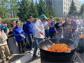 Шеф-повар Константин Ивлев в Курске готовит гуляш в 200-литровом казане